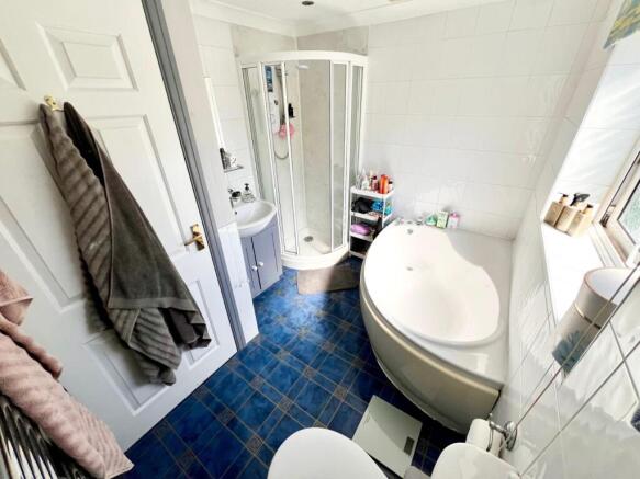 4 bed Detached to rent Image 11
