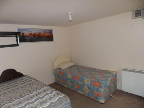 Bedroom on gro...