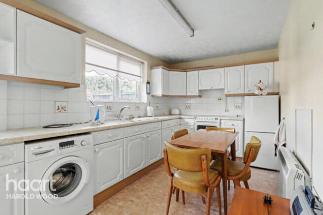 Amersham Road, Harold Hill photo 4