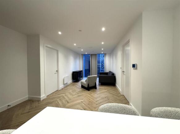 Living Room Pic 7.jpeg