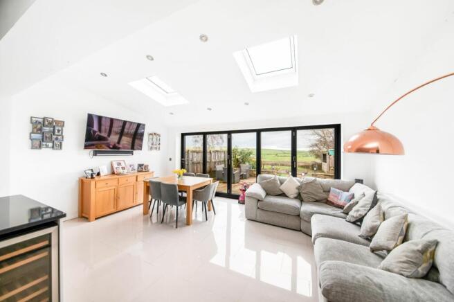 OPEN-PLAN DINING KITCHEN - DINING AREA