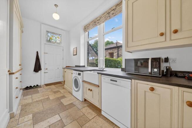 5 bed Detached for sale Image 6