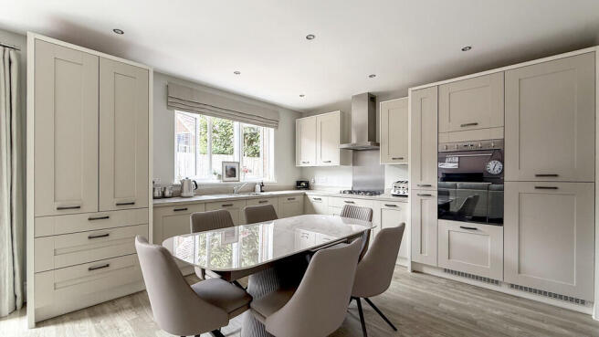 Kitchen/family ro...