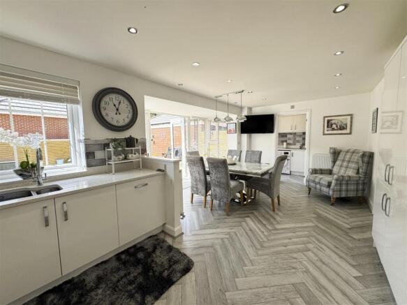 4 bed Detached for sale Image 8