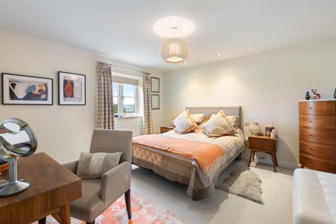 4 bed Detached for sale Image 10