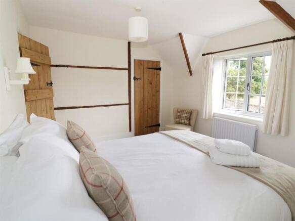 King bedroom 2.jpg
