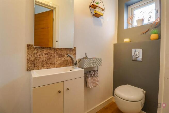 5 bed Detached for sale Image 12
