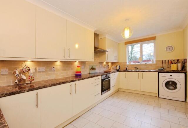 4 bed Detached for sale Image 5