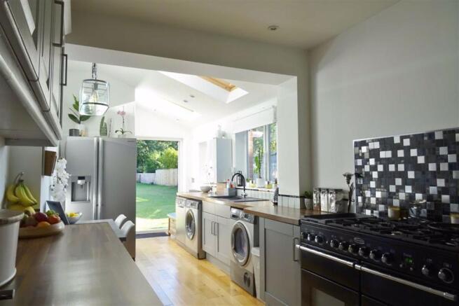 KITCHEN/BREAKFAST ROOM: