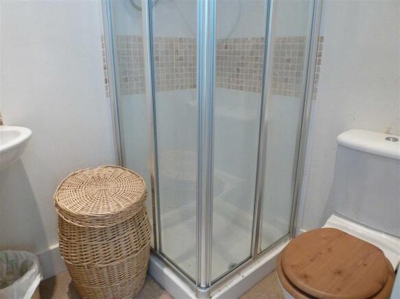 EN-SUITE SHOWER ROOM