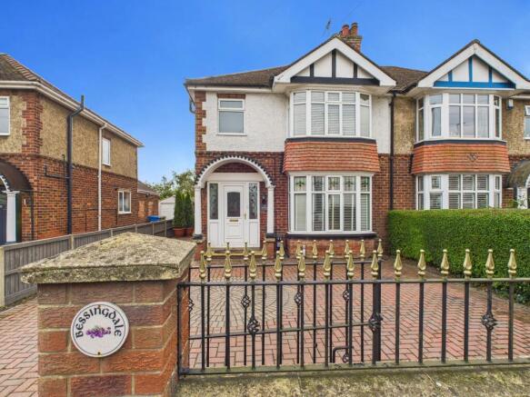 3 bed Semi-Detached for sale Image 4