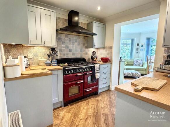 5 bed Detached for sale Image 10