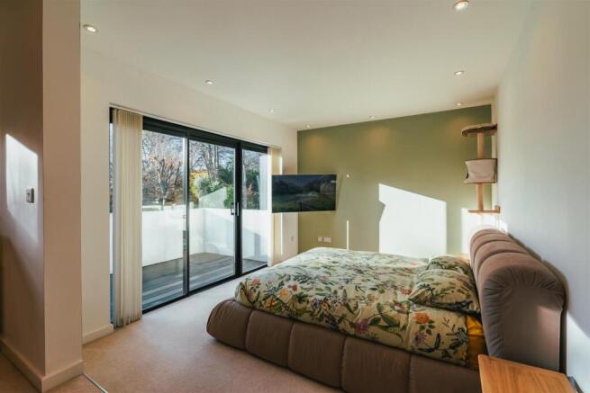 6 bed Detached for sale Image 4