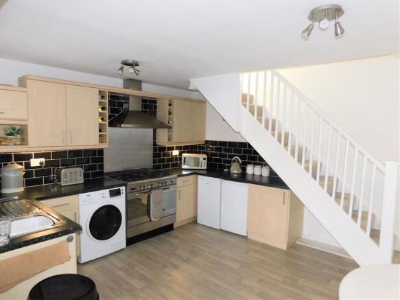 KITCHEN/DINING AREA