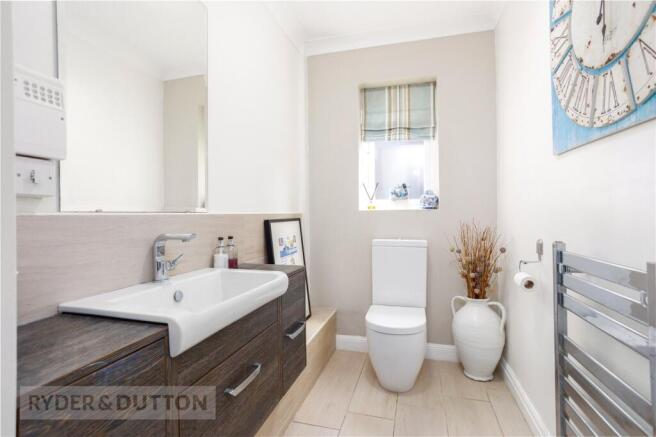 5 bed Detached for sale Image 11