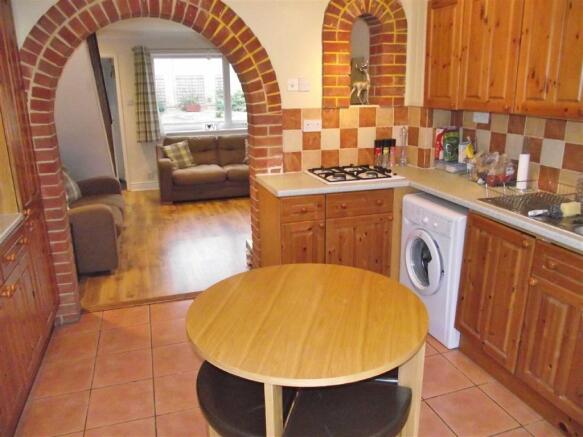 KITCHEN TO LOUNGE
