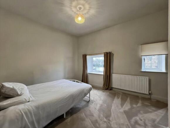 2 bed Terraced to rent Image 6
