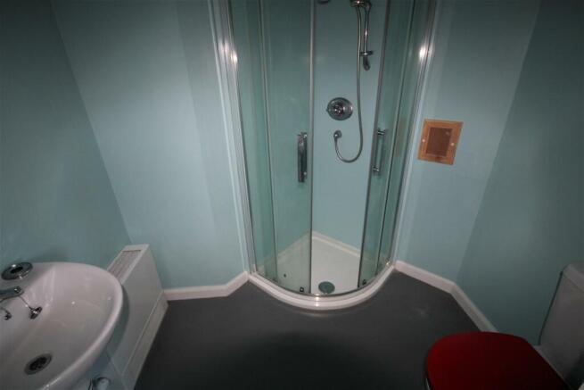 EN-SUITE SHOWER ROOM
