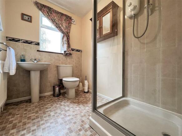 bed 1 ensuite.jpg