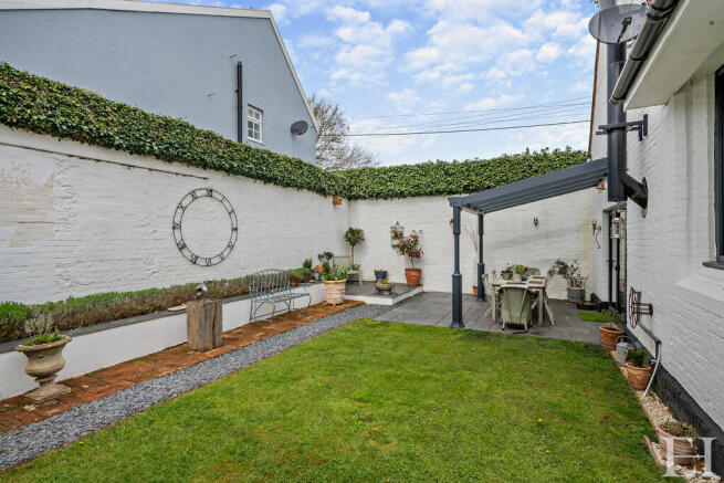 8590702-exteriorw...