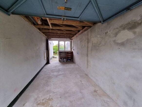 Large garage with courtesy access to ...