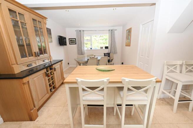 5 bed Detached for sale Image 11