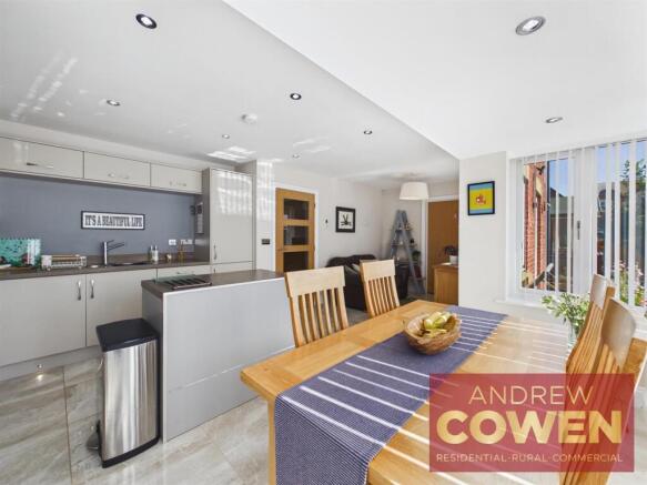 4 bed House for sale Image 5