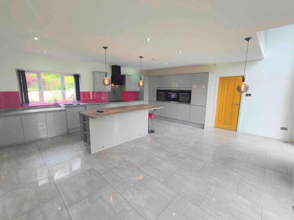 5 bed Detached for sale Image 10