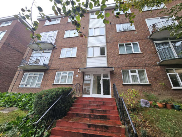 2 bed flat to rent The Larches, Luton LU2