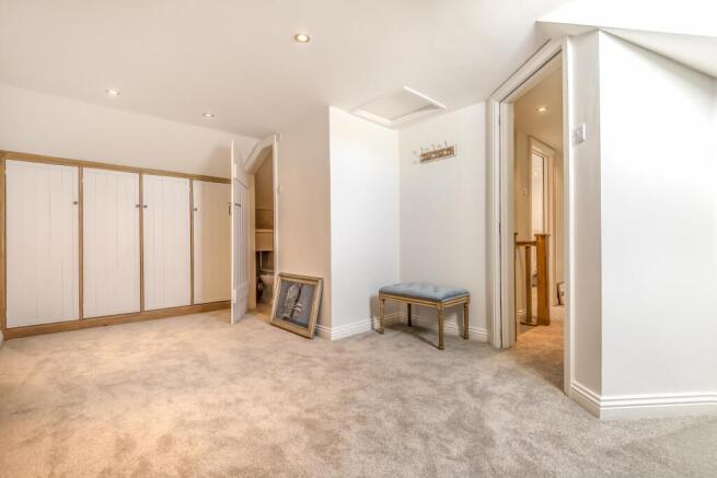 4 bed House to rent Image 10