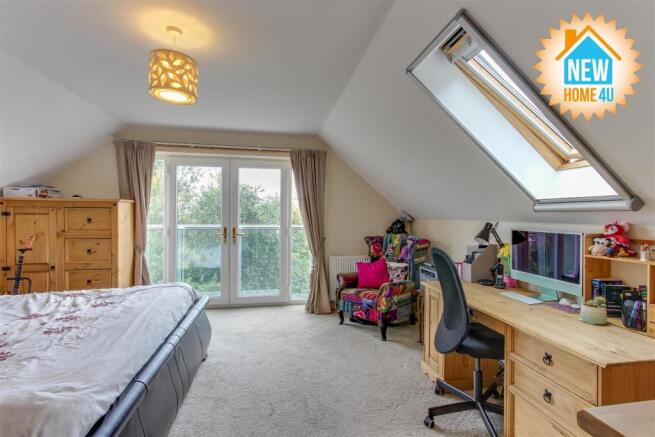 MAIN BEDROOM: