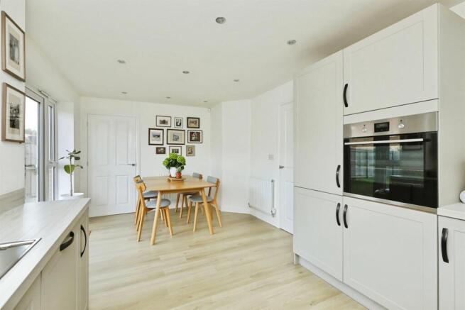 4 bed Detached for sale Image 8