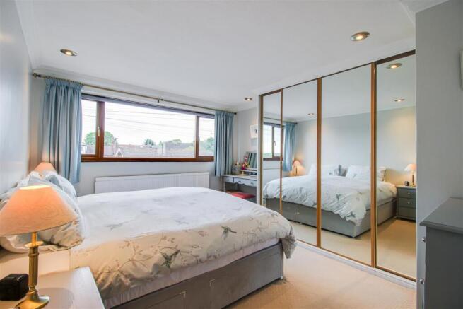 5 bed Detached for sale Image 10