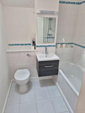 2 Myrtle Mews Bathroom.jpg