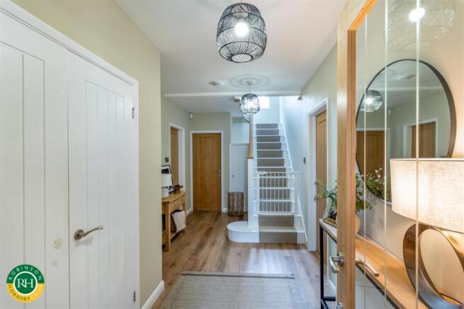 5 bed House for sale Image 10