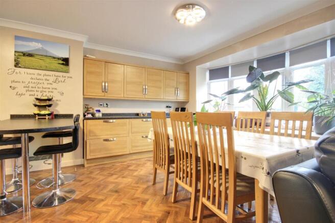 3 bed Apartment for sale Image 5