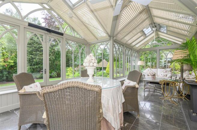5 bed Detached for sale Image 8