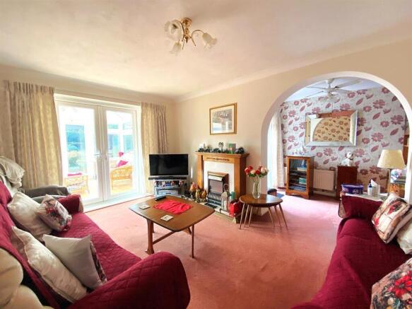 5 The Briary - Lounge2.jpg