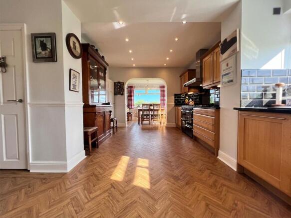 4 bed Detached for sale Image 6