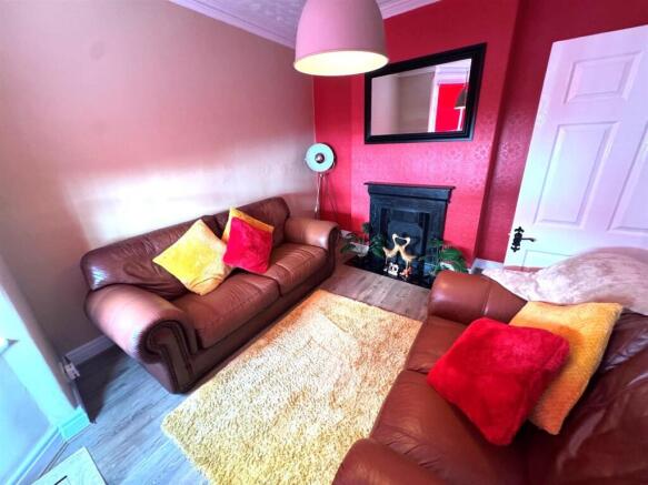 LOUNGE FRONT TO REAR.jpg