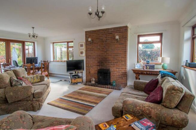 OPEN PLAN LOUNGE/DINING ROOM