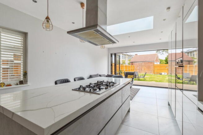 Hillview Road, Pinner HA5 photo 4