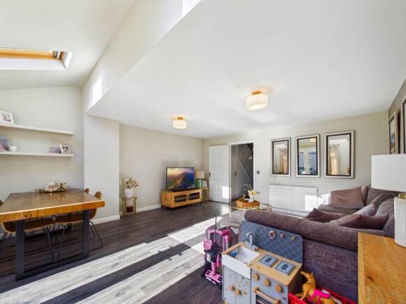 CAM01738G0-PR0156-STILL002-thumbnail-h750-70