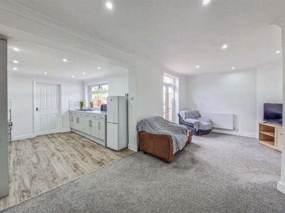 Open plan lounge/kitchen