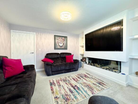 4 bed Detached for sale Image 8