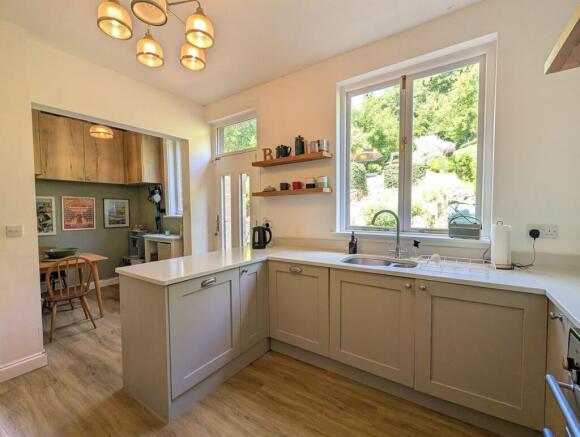 4 bed Semi-Detached for sale Image 8