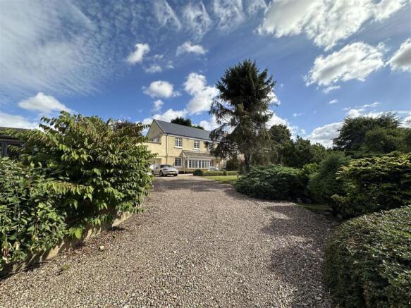 4 bed House for sale Image 10
