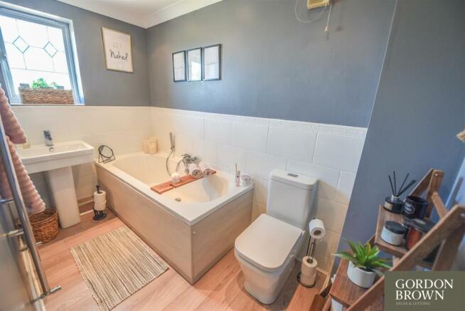 FAMILY BATHROOM/WC