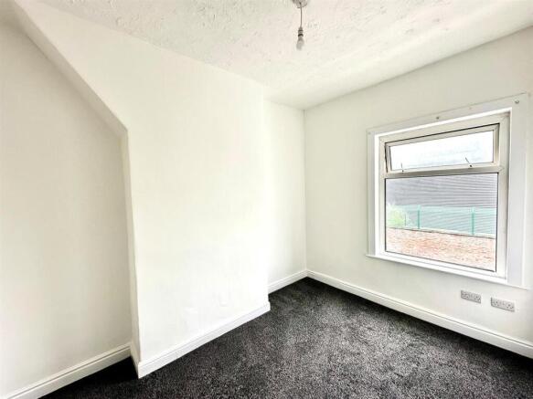 3 bed Terraced to rent Image 6