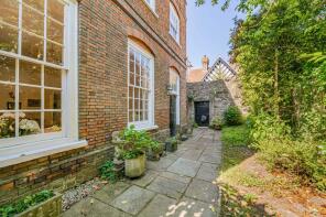 Denne Court, East Street, Petworth GU28 0AB